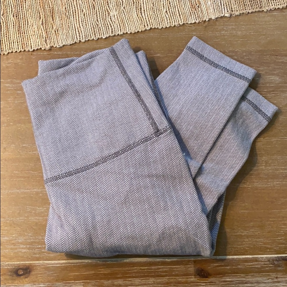 LULULEMON White and grey chevron wunder under
